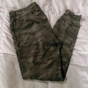 Zyia Camo unwind joggers